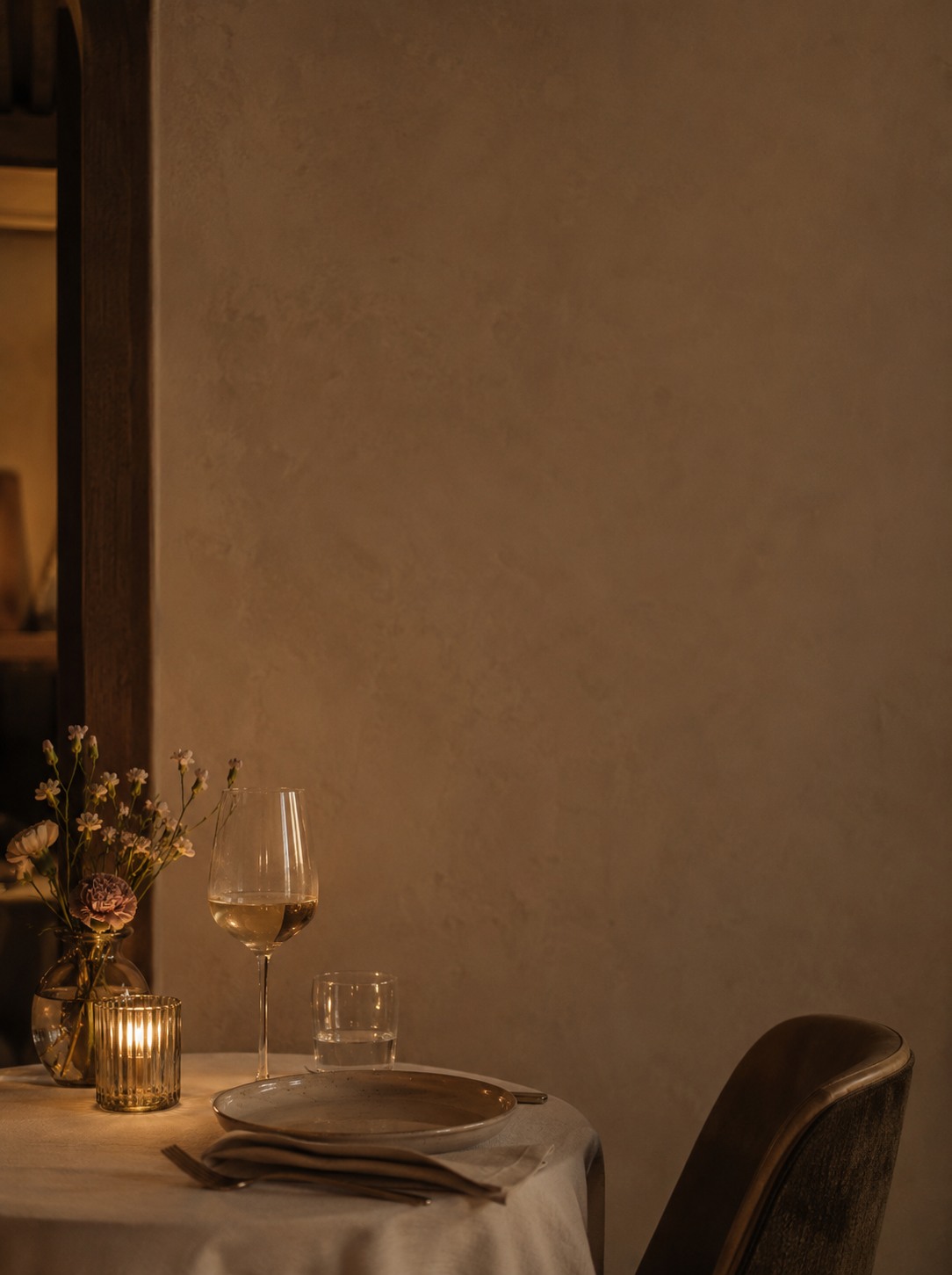Sfeervolle restauranttafel met reserveringsinformatie